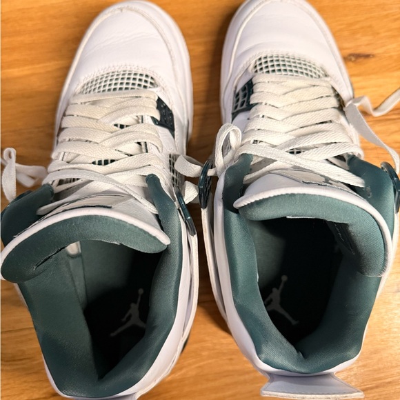 Air Jordan4 Retro Emerald Green and White Sneakers
Men’s Size 9.5/ Women size 11 - Picture 8 of 12